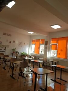 Imbunatatire sistem de iluminare in salile de clasa si holuri